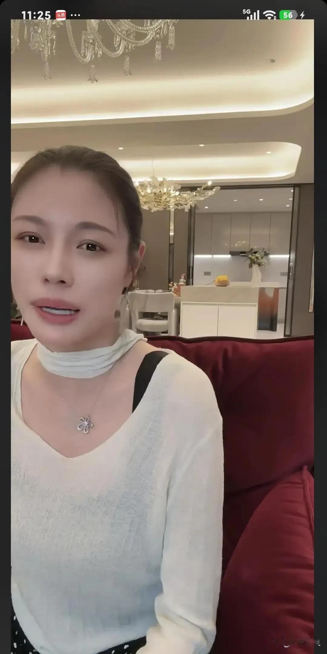 葛荟婕花了4年，赚了2400万，在杭州买了套不到400平的房子。她跟粉丝说：“北京我可买不起。”而她