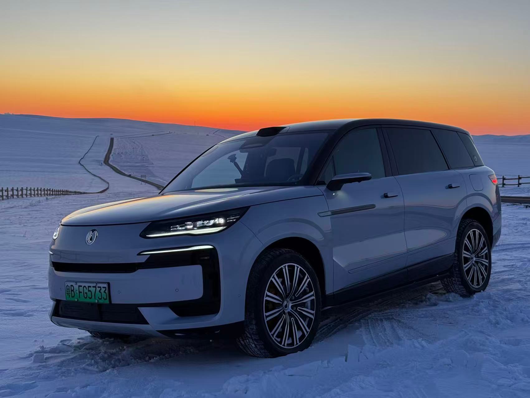 立刻从广东切换到海拉尔，此时此刻，咱们开着腾势驰骋在冰雪环境。稳如老狗的驾驶感受