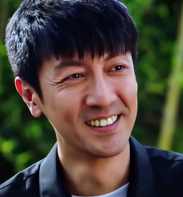大家还记得这位男演员吗他今年45岁，土生土长的北京人，毕业于中央戏剧学院，他身