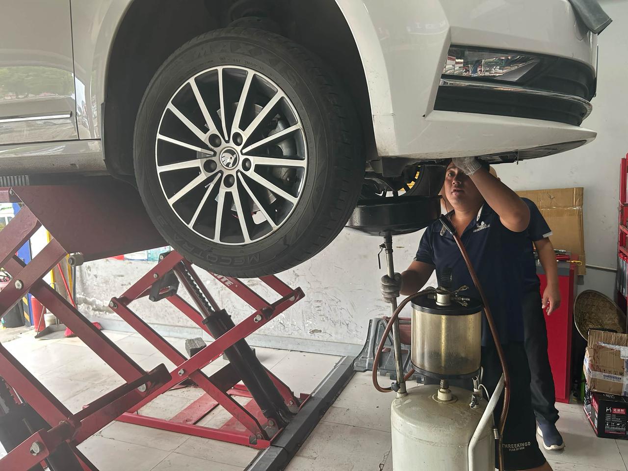 刚拿驾照两年，车开了不到3万公里，去年年底去4S店做保养，人家指着单子说：“全合