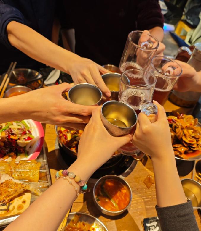 “吃霸王餐？”辽宁大连，一男的请10个美女去吃烧烤，消费1125元，男子