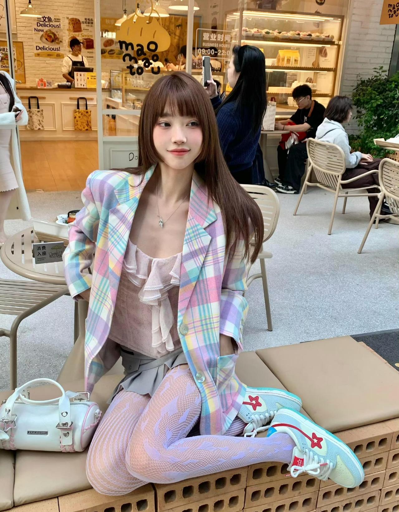 这套穿搭是甜酷元气的马卡龙撞色少女风，把活泼色彩和个性细节融合得很适配。彩虹格纹