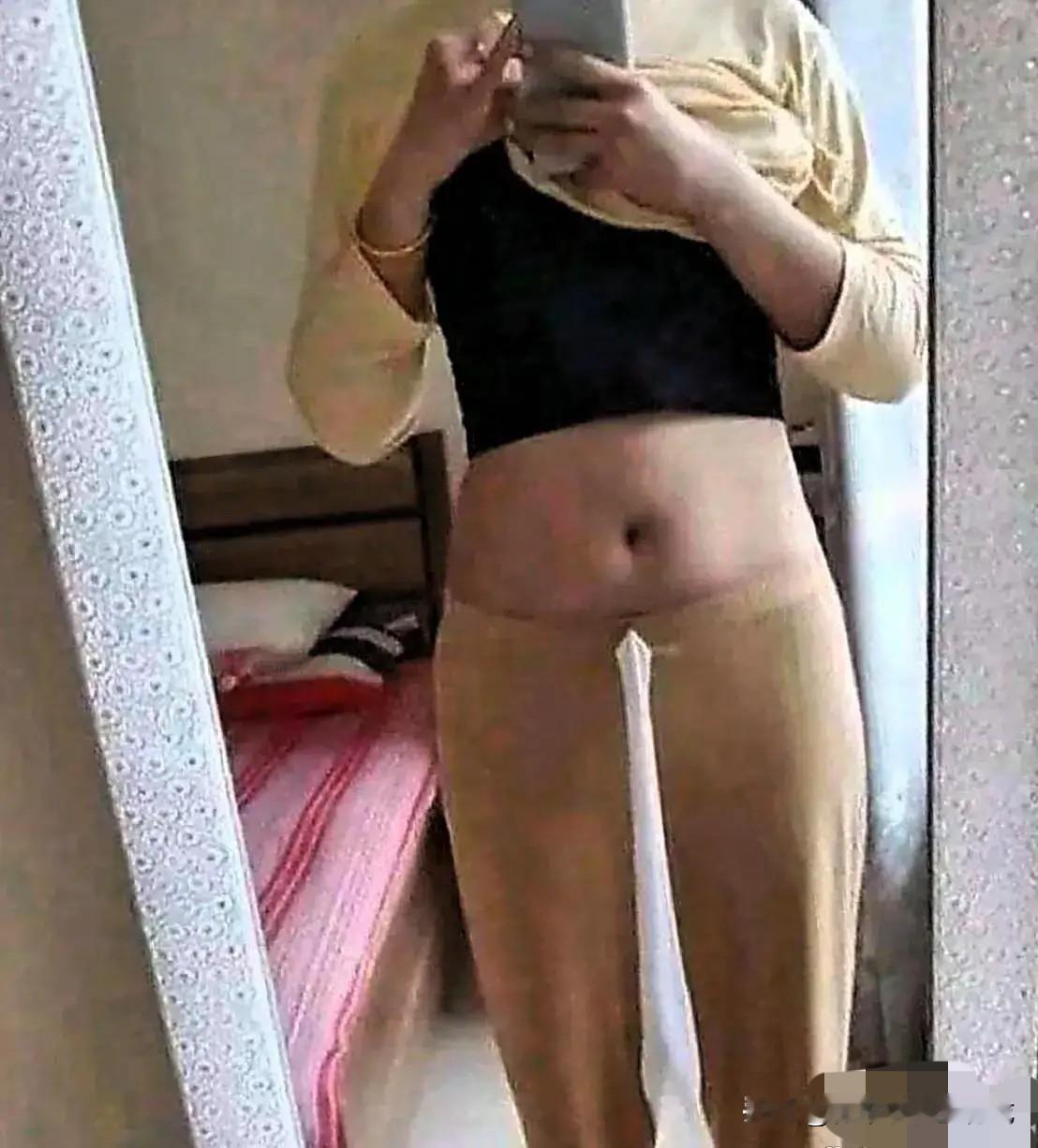 媳妇儿发了张自拍过来，衣服有点怪异，吓我一跳。一时半会儿没反应过来。本以为