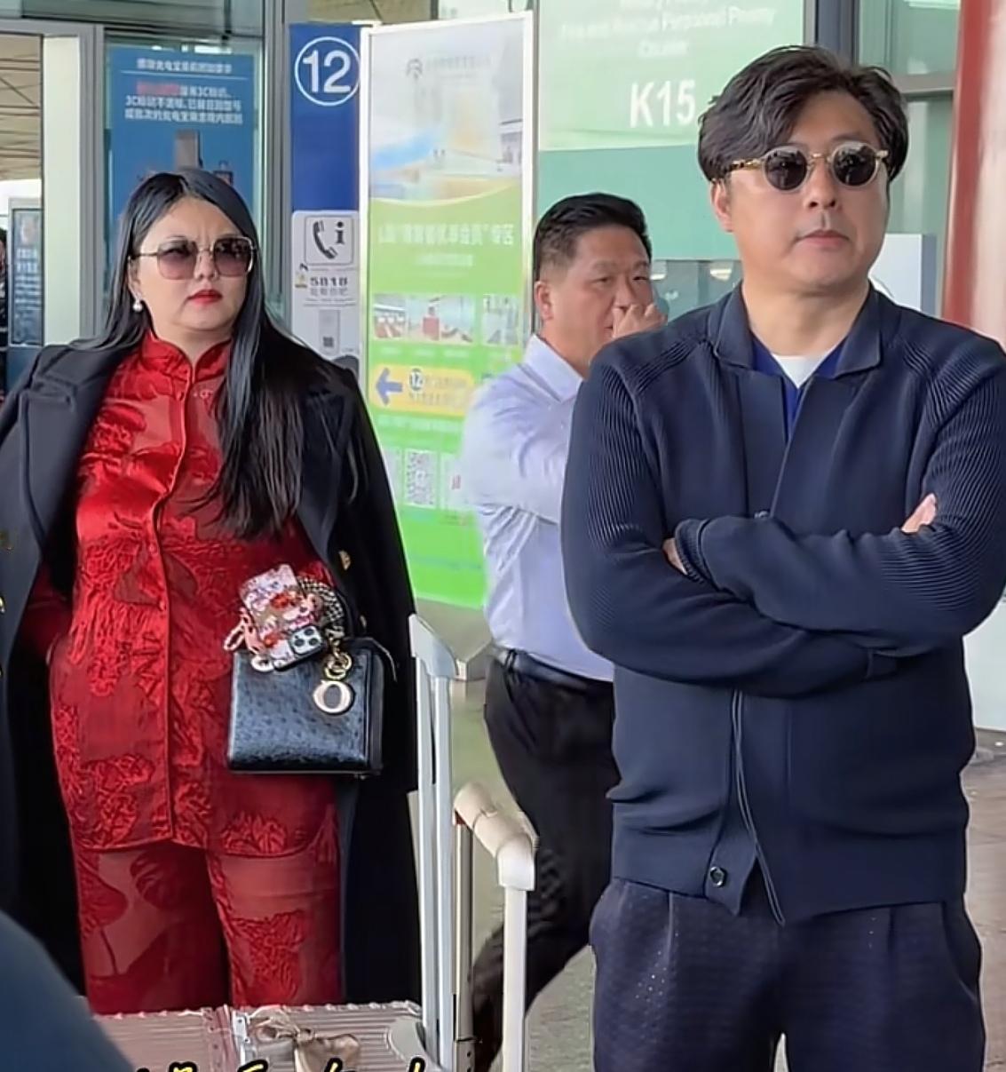 李湘和前夫王岳伦合体回国了，被李湘这真实身材惊诧到了[捂脸哭]目测体重得有180
