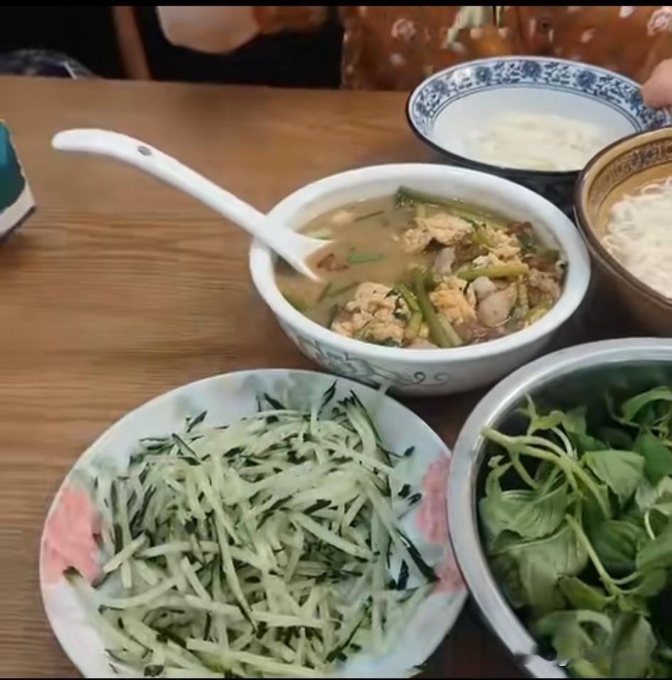 河南女嫁到四川，给婆婆做饭，就是一盆面条，一小盆蛋卤，一大碗荆芥，一大碗黄瓜丝，