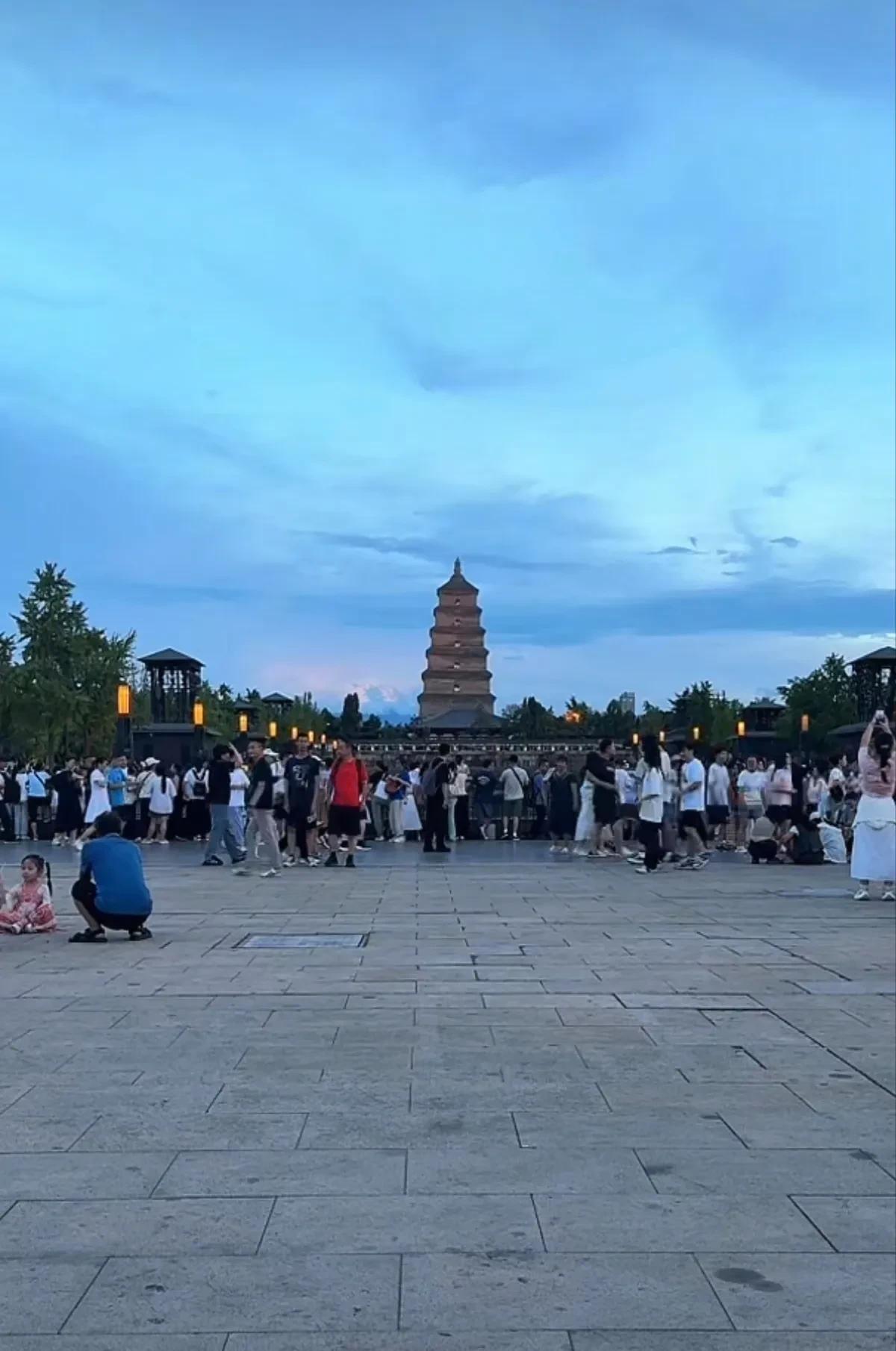 经济基础决定家庭地位。一个老邻居，我叫他唐哥，69年生人，住在我公婆家隔壁，听