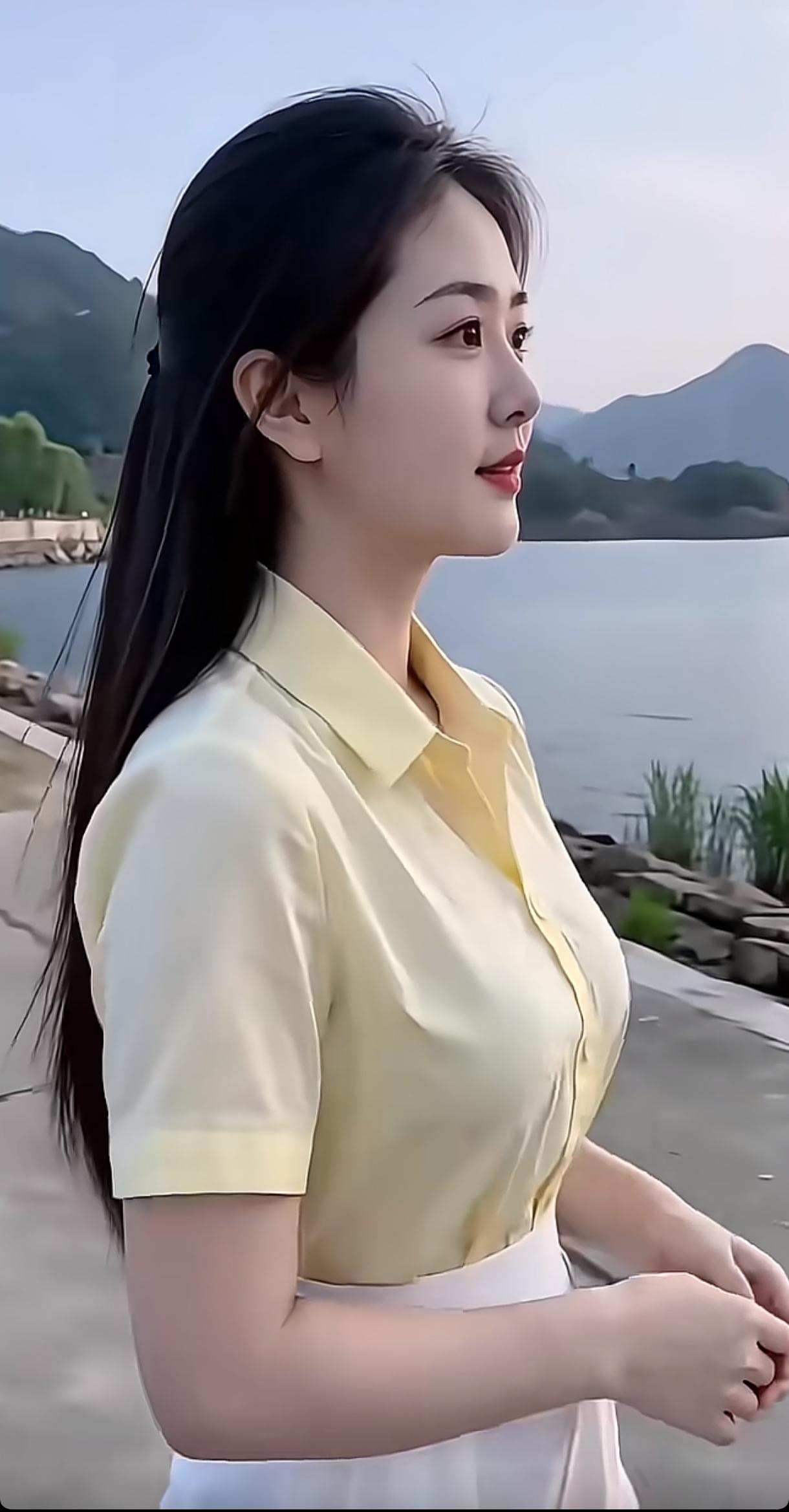 夏日湖畔，清新少女，微风拂面，心旷神怡。山青水绿，自然之美，美景分享。湖边白裙
