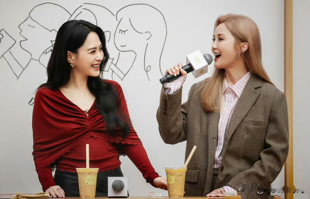 阿娇她马上要45岁了，年龄上是名副其实的中年人，但她保养得好，看起来很年轻。