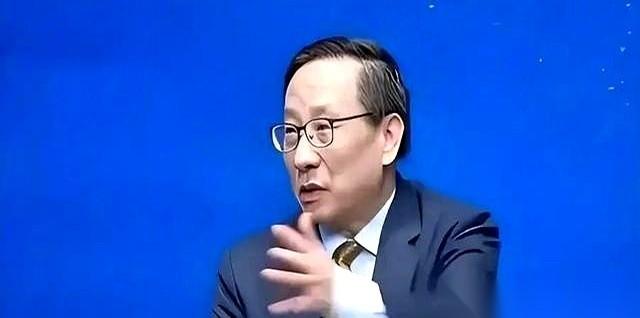 美国副总统候选人万斯，镜头前放下狠话：不接受关税，就考虑战争。话里还夹着一句刺