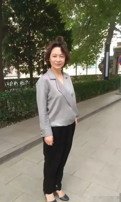 瞧，街上的这一位女演员，你还记得她吗？好久没怎么见她拍戏了，一身朴实的穿搭，和我