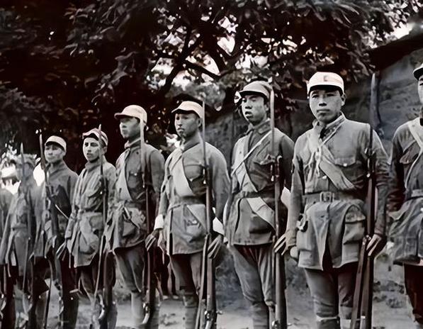 1941年，国军和日军进行阵地战，相持不下。一名大个山东兵，醒来后却发现自己的枪