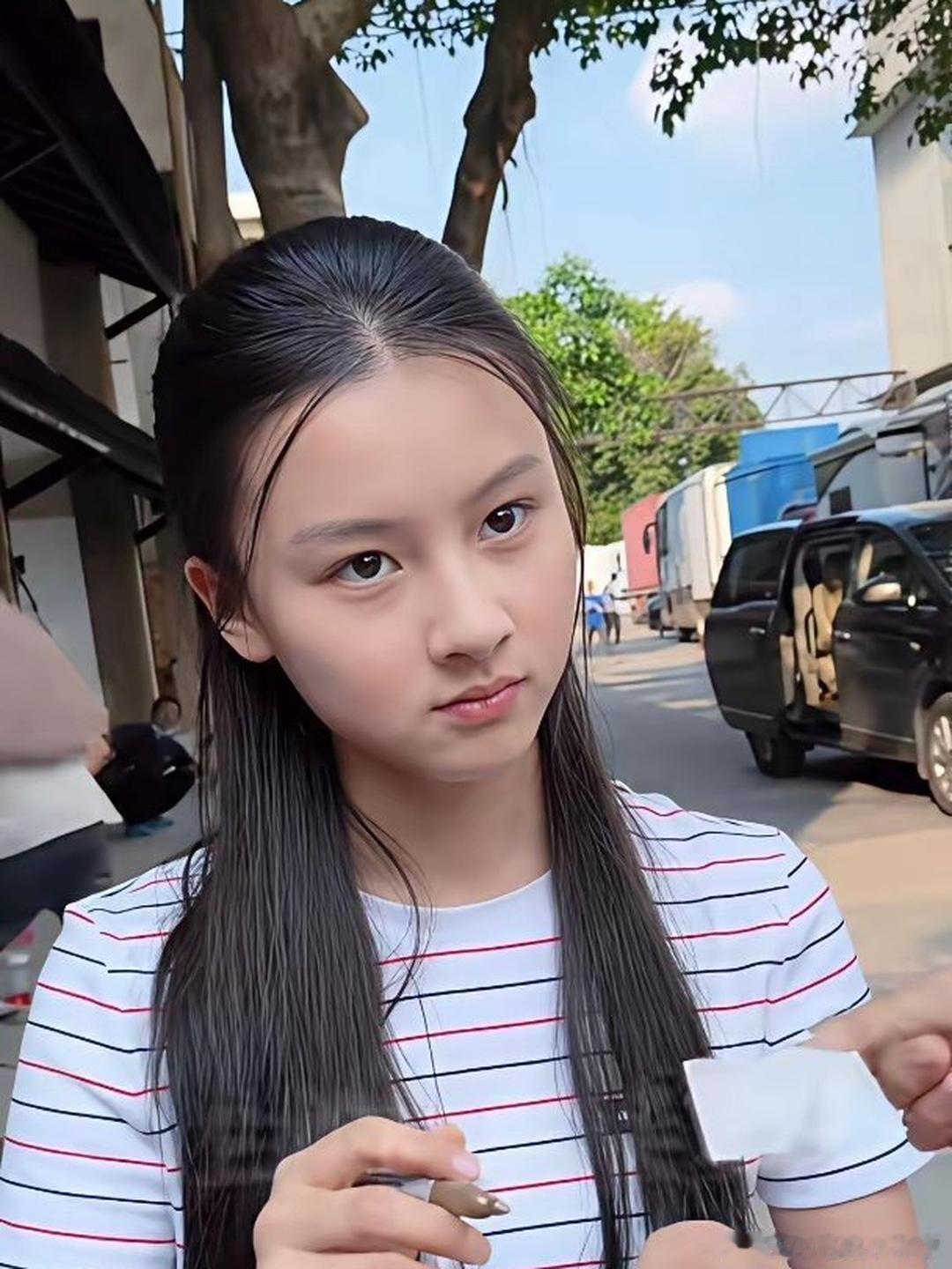有网友觉得，网红七七长大后和妈妈越来越像，脸部留白也明显变多了……不得不说，小童