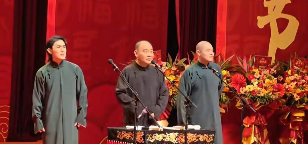 捧哏居然抢了逗哏的戏？侯震在郭德纲身边甩出三个包袱时，全场都愣了。你看他侧身