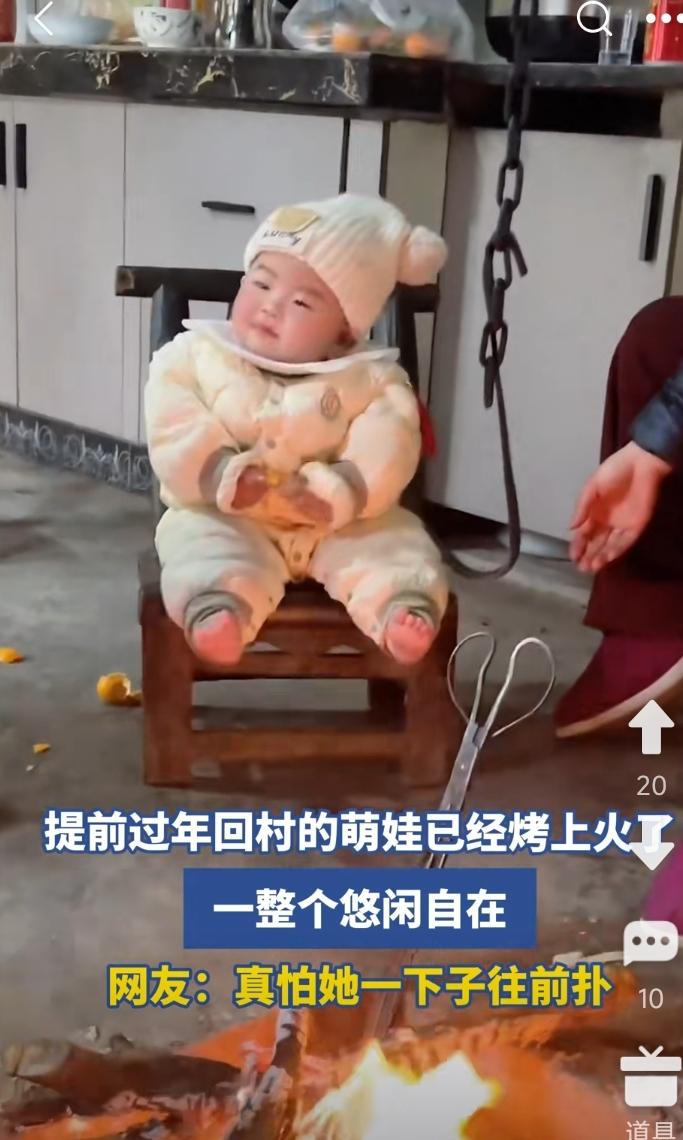 带儿女回村过年。姐弟俩只相差不到三岁，待遇却天壤之别。弟弟被奶奶哄着，坐在椅