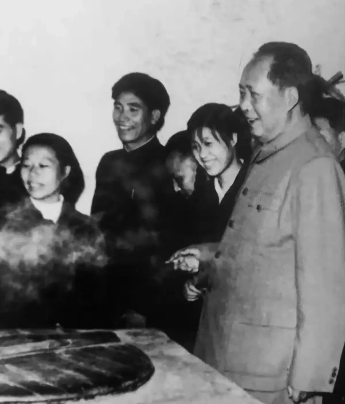 灶台边，毛主席目光温和，静静凝视着升腾的烟火，那是人间烟火，更是百姓生活的映照。