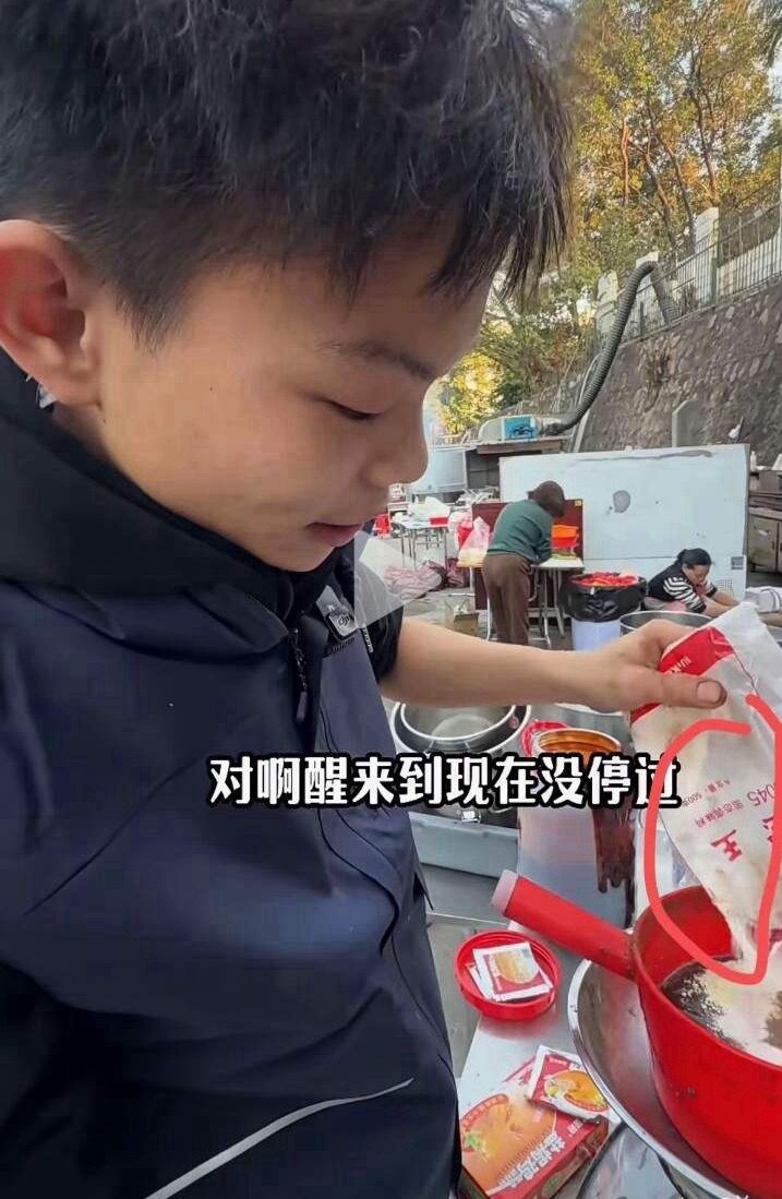 奉劝大家一句再火的路边摊也尽量少去吃最近16岁卖烤鸡的少年爆火，但有网友去现场吃