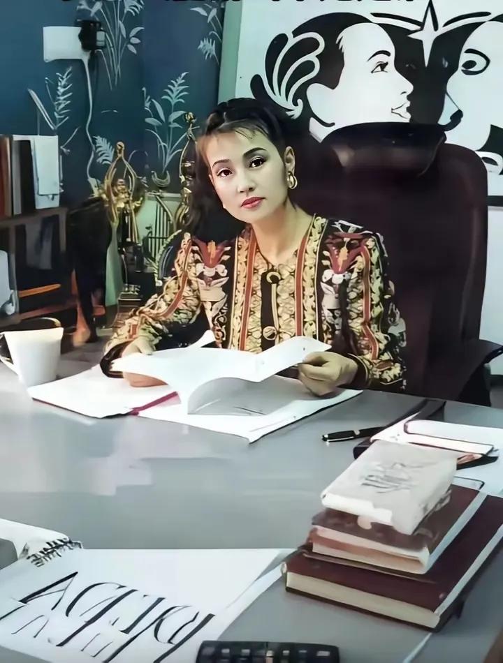 年轻时的刘晓庆既有明星的气质，又具企业家的风范，端坐于此，宛如一位霸道女总裁，美