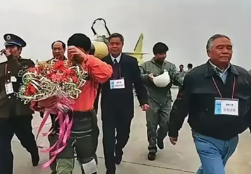 歼10一战成名歼10是用命换来的争气飞机！我们要感谢我们的科研人员。我们要