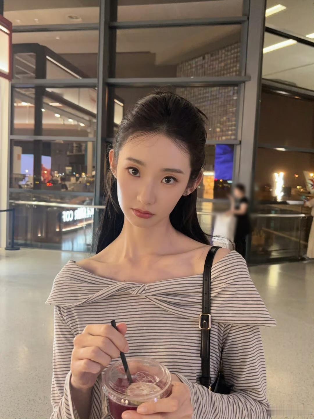 张艺凡自拍含量超高的四月张艺凡发了好多自拍，女明星营业确实积极，经常有自拍看[爱