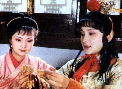 薛宝钗说王熙凤，为什么一口一个“凤丫头”？说瞧不起王熙凤，说隐隐抱敌对态度，都