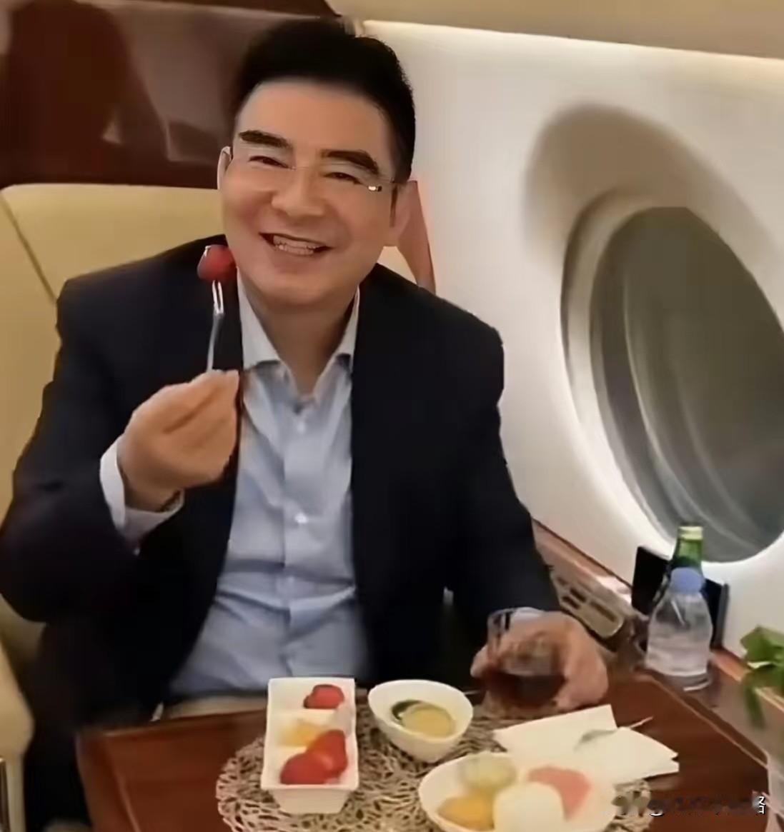 陈光标这人，真的不经查一查你就发现，他这些年做的事，越查越让人琢磨不透。别