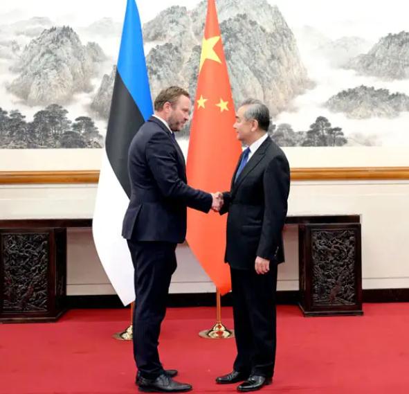 立陶宛总统瑙塞达后悔都来不及啦。爱沙尼亚外长查赫克纳访问中国，现在最难过的估计是