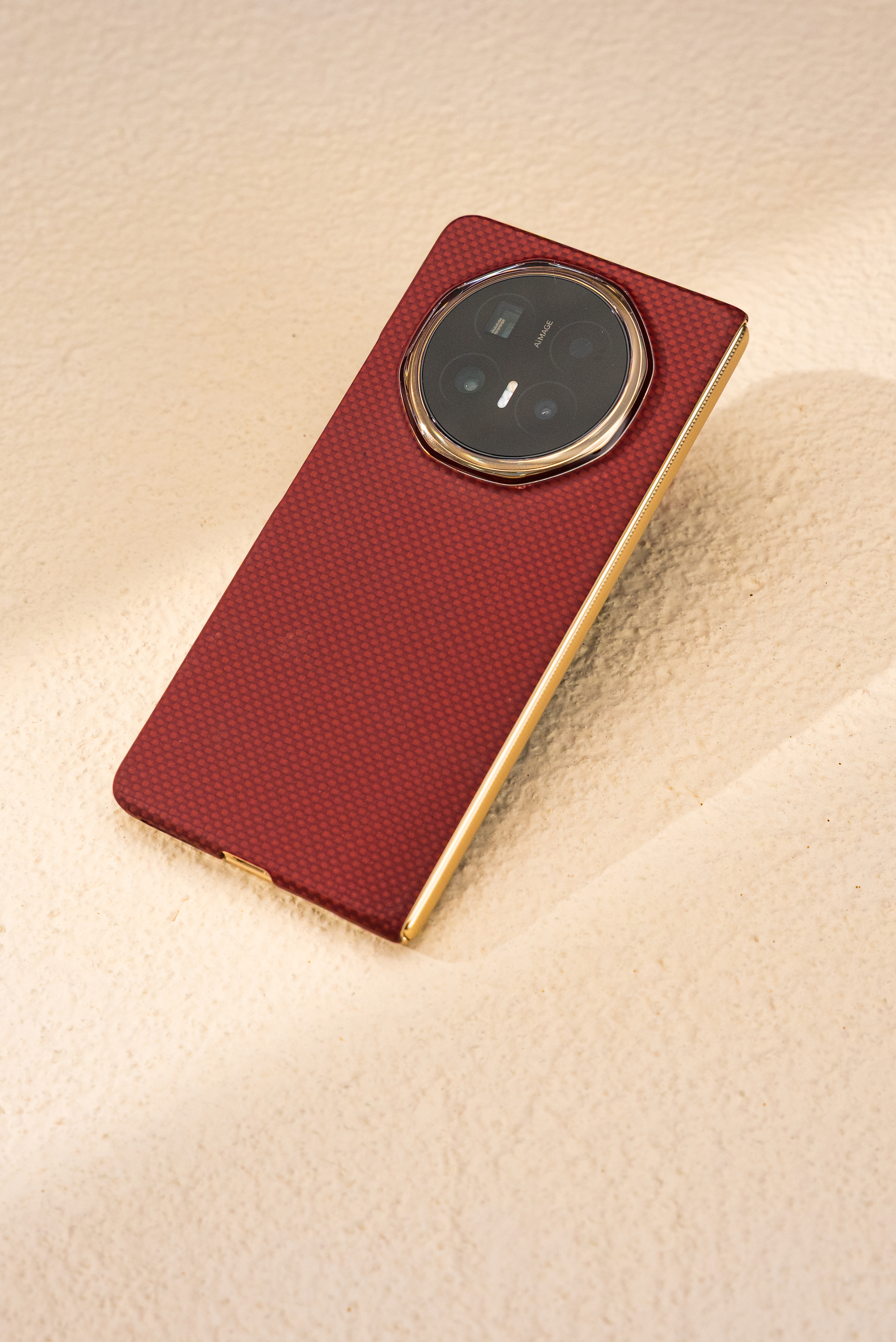 给荣耀MagicV6安排了一个官方壳。一般折叠屏我是不太愿意用手机壳的，要不好