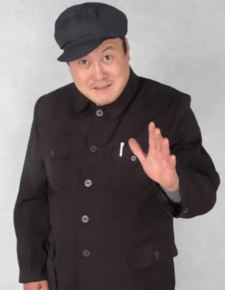 在一次晚会中，赵本山遇到了和他撞脸而出名的赵本水，他仔细打量着赵本水，没过几秒钟