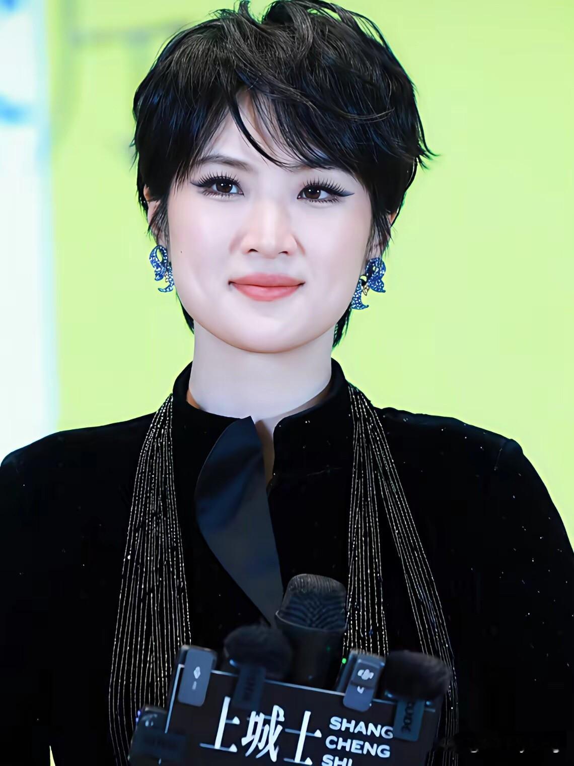 自从姚安娜进了内娱，没人说自己是真千金了，也没人再敢拿学历说事了，毕竟华为二千金就在眼前。说实话，姚