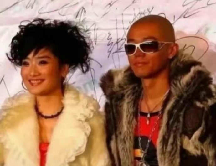 刚出道时的凤凰传奇🆚现代的凤凰传奇感觉不是同一个人