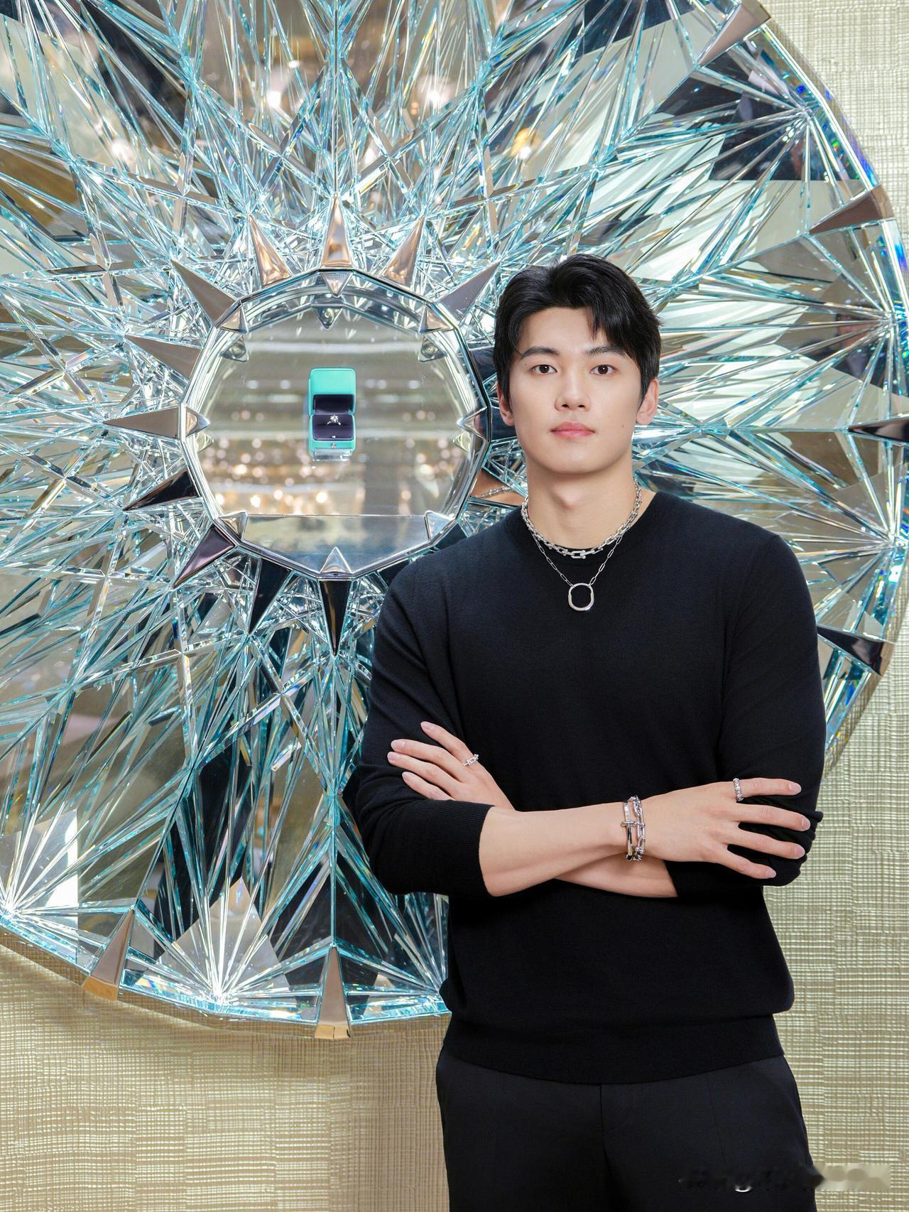 2月1日，汪顺现身上海参加代言品牌线下活动。他上身穿着黑色长袖，下身搭配黑色西裤