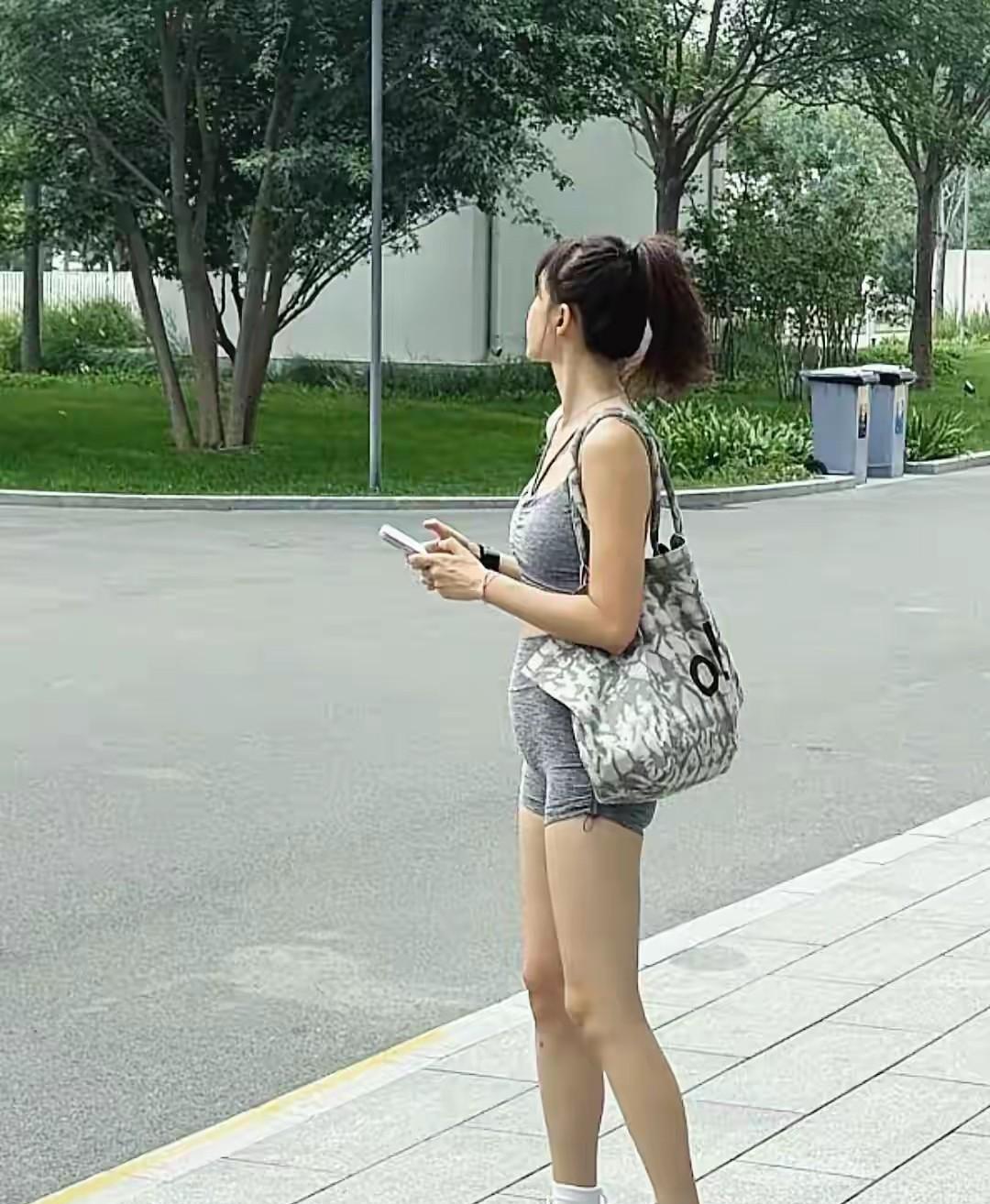 著名主持人李艾，不愧是模特出身，瞧人家这细长的美腿，确实耐看。