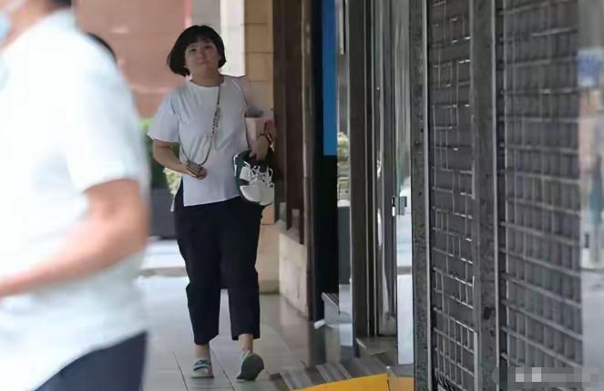 44岁Selina被偶遇，肚子比老公还大，脖子快“消失”了！网友：这幸福肥也太真