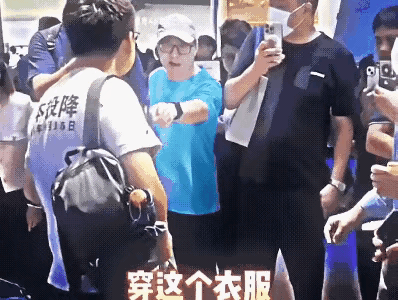 男子穿了件印有“日本投降”的T恤在商场购物，竟被一戴鸭舌帽男子恼羞成怒地呵斥“穿