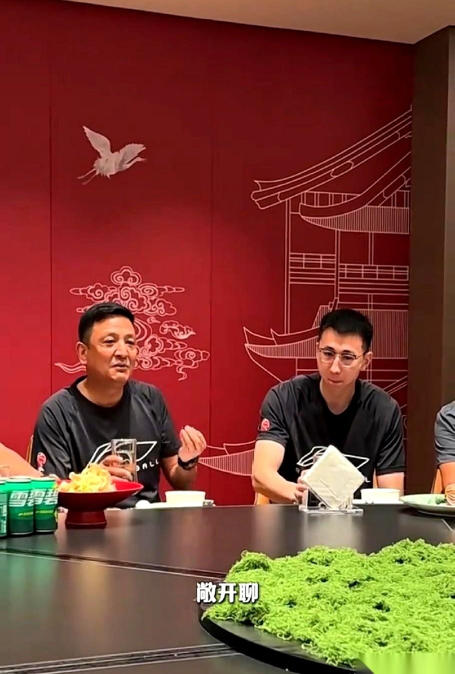 吉林男篮今天放出的聚餐视频，镜头扫过一张张正大口吃肉的脸，最后定格在一个掏钱买单
