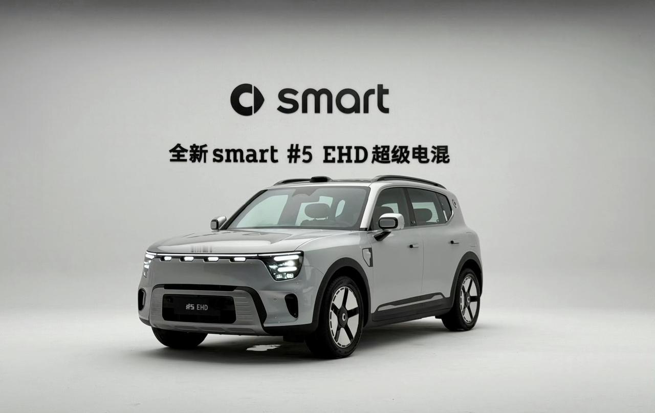 刚看完smart精灵5号EHD，一台很有意思的小车。小方盒子设计，四轮四角，看