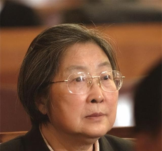 1999年，李敏病重，她的女儿孔冬梅则背着母亲给中央写了一封求助信。很快，孔冬梅