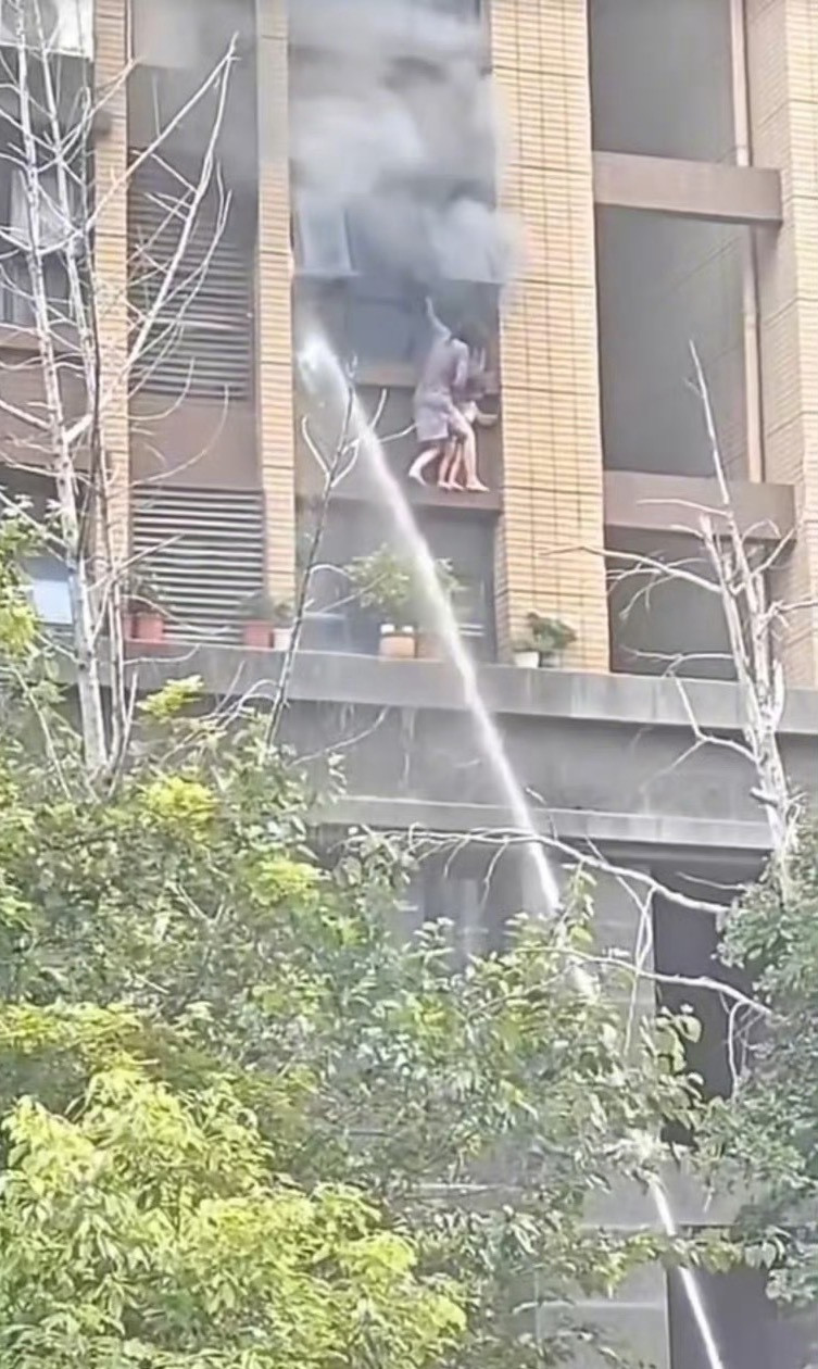 连云港火灾坠楼女童身亡江苏连云港一5楼住宅发生火灾，42岁母亲带3岁女儿翻窗悬空