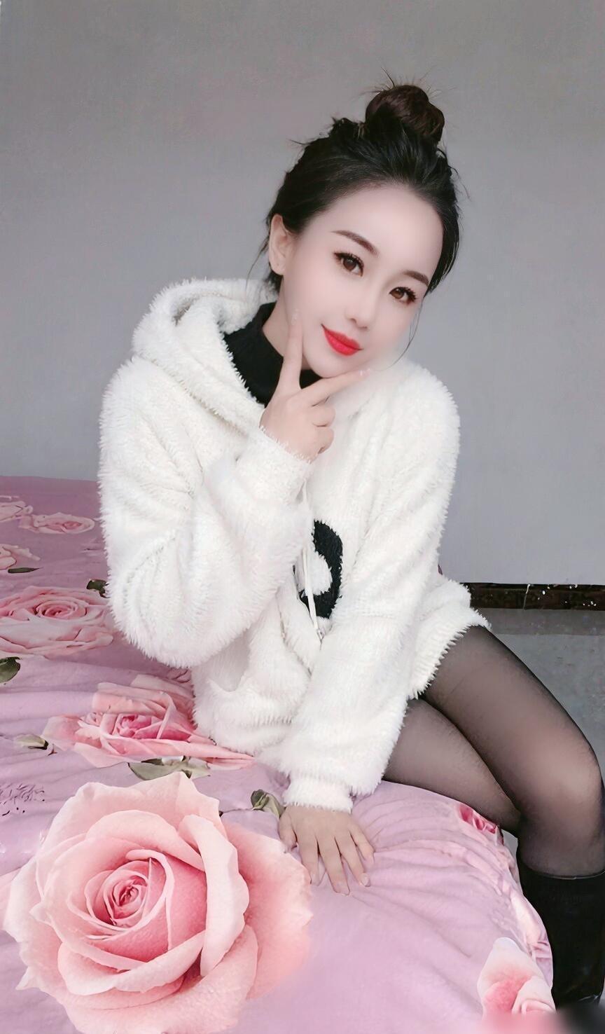 冬日暖阳下的少女，粉色玫瑰与白色毛绒外套相映成趣，甜美与温暖并存。