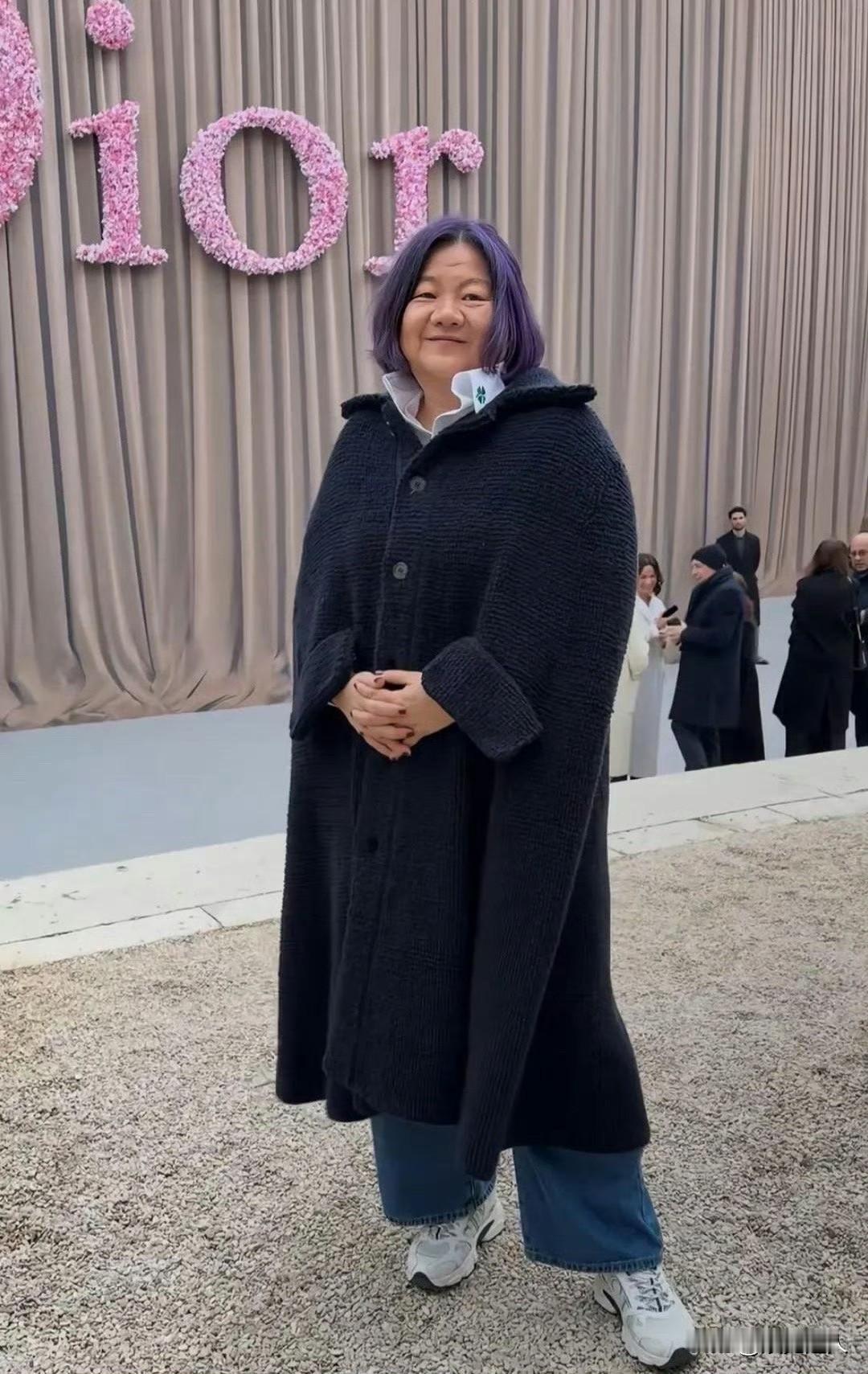 天呐！洪晃是真有个性，看秀愣是不按套路来！别的明星都精妆艳抹捯饬得精致，她倒好，