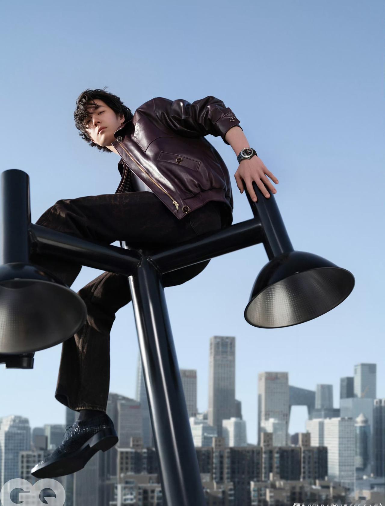 王一博这次为《GQ》四月刊拍摄封面，直接素颜出镜，这波操作属实是“颜值硬通货”的