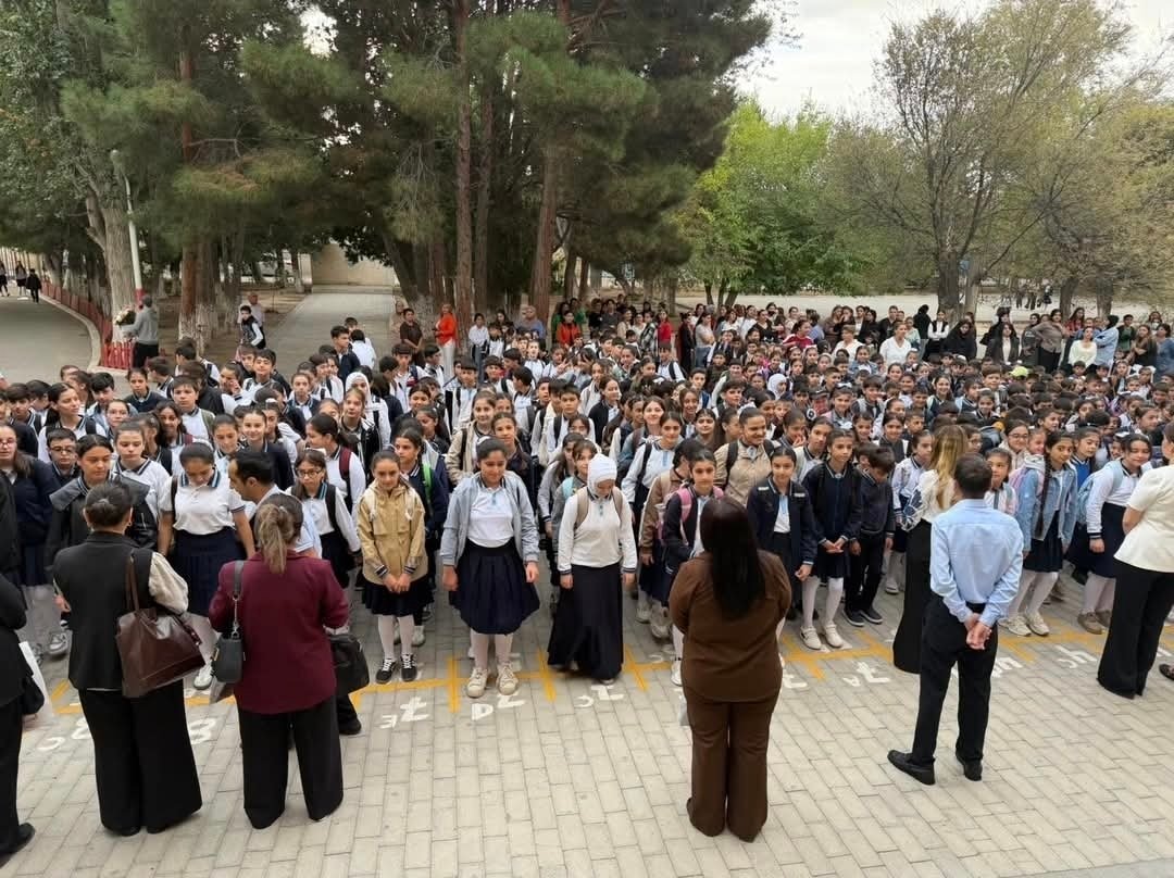 在土耳其和信教家长施压后，阿塞拜疆的学校没能强制执行法律上的头巾禁令，现在开始允许戴头巾的女生上课。