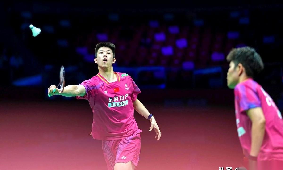 国羽混双，那个最稳的“保险”，这次第一个崩了。冯彦哲和黄东萍，咱们最后的独苗，