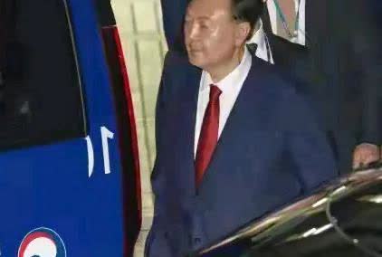和他比我还得好好活着，一个风光无限的总统，沦为阶下囚。太可悲了，尹锡悦睡的囚室只