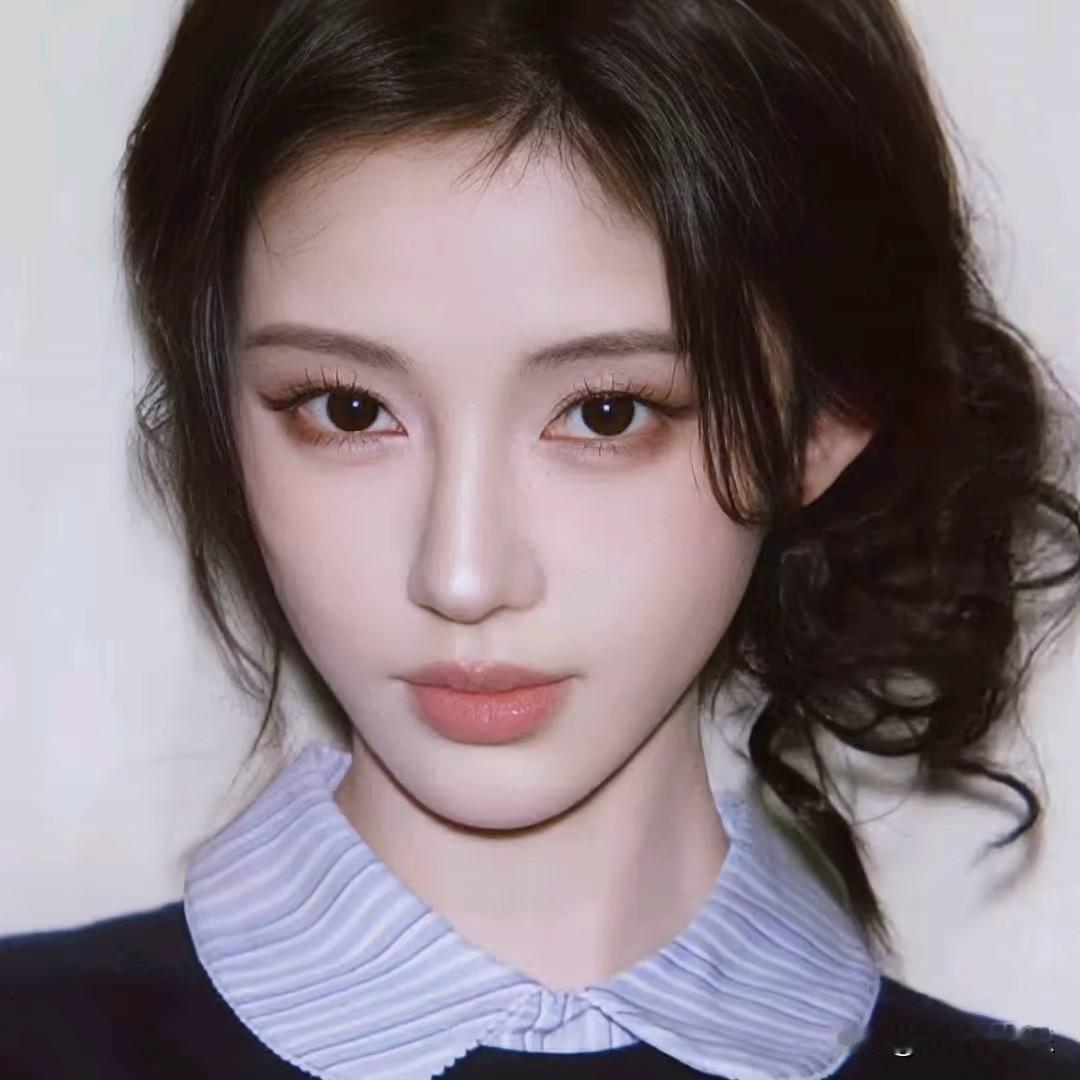 丝芭和鞠婧祎这出撕破脸的大戏，说白了就是钱闹得。公司曝出1.39亿税前收入的