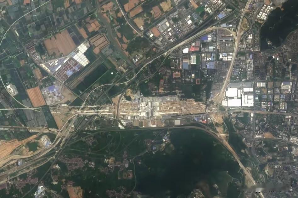 南京北站最新卫星图着实令人震撼！其规划为16台30线，规模超越南京南站。它将于2