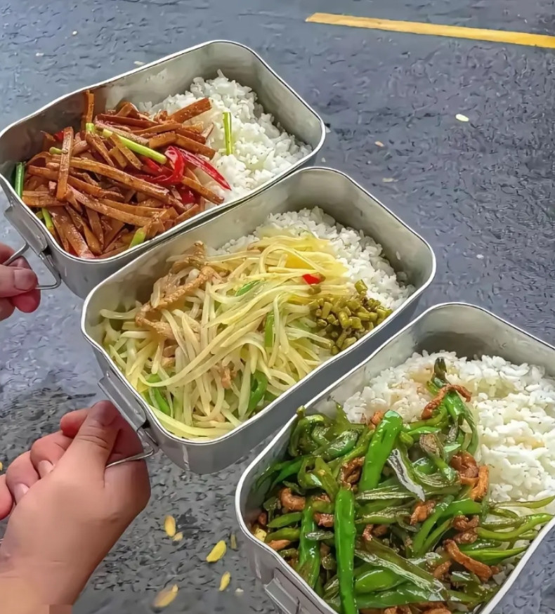 这三碗盒饭哪碗好吃些？我喜欢吃尖椒肉丝盖饭
