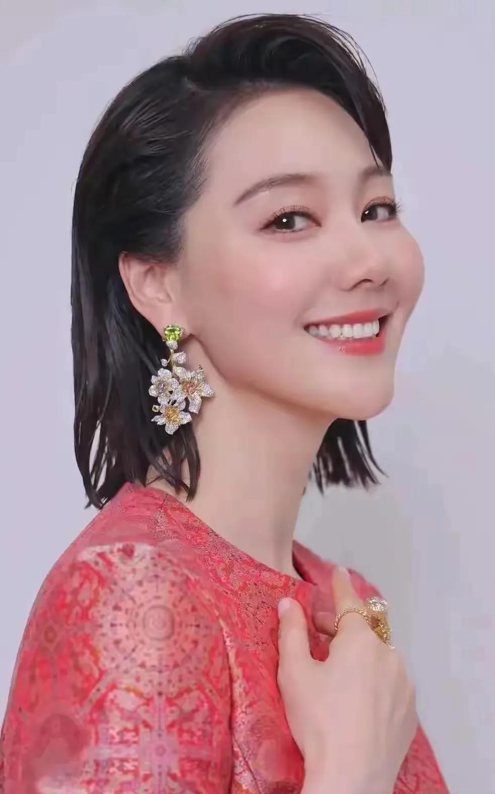 王冠笑容灿烂，一双迷人的大眼睛，太美啦！皮肤白皙透亮，大气温婉，妥妥的女神一枚