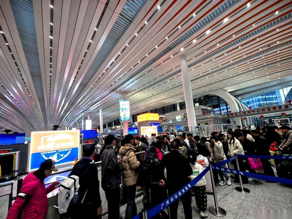 广州白云站，前面明明是五六条排得好好的队伍，跟着人流往前挪了十几分钟，眼看就要到