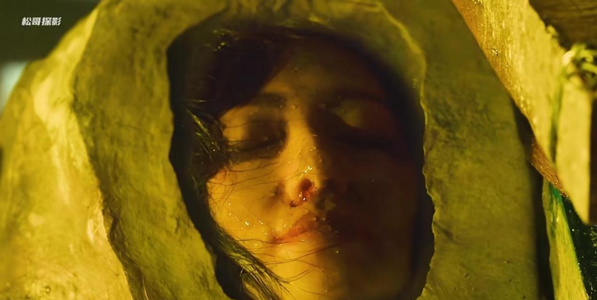 别猜凶手了。《余烬之上》压根没想跟你玩这个游戏。它第一刀就切开了悬疑剧的套路